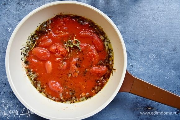 К пассерованным овощам выложить томаты в собственном соку «Помидорка». Потушить смесь еще минут 10 до полного размягчения овощей. Так их будет легче протереть через сито.