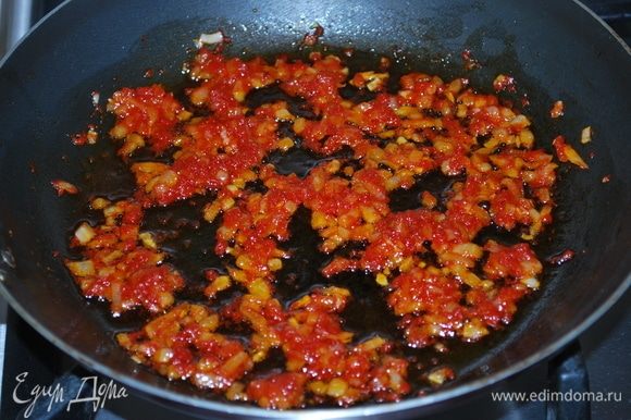 К томатной пасте с луком добавим сахар, в течение минуты обжарим все вместе. Пока лук остывает, приготовим тесто.