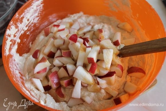 Яблоко нарежьте небольшими кубиками и добавьте в тесто.