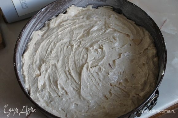 Переложите тесто в форму, которую предварительно смажьте сливочным маслом и припудрите мукой. Выпекайте бисквит при 160°C в течение 50 минут.