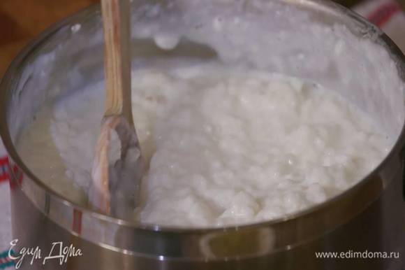 Рис всыпать в кастрюлю, залить молоком так, чтобы он был полностью покрыт, отварить до полуготовности и снять с огня.