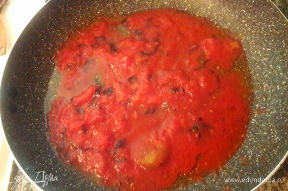 Прогреть на сковороде соус из томатов, добавив небольшое количество оливкового масла.
