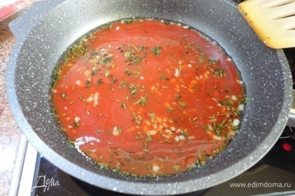 Вылейте томатный сок, поперчите черным свежемолотым перцем, посолите по вкусу. По-прежнему плита включена на минимум.