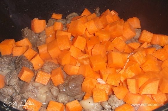 Добавить нарезанную морковь, так же под крышкой тушить 10 минут.