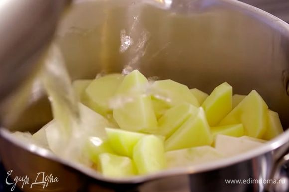 Корень сельдерея и картофель почистить и нарезать небольшими кусочками, затем поместить в кастрюлю, залить водой и отварить до готовности.