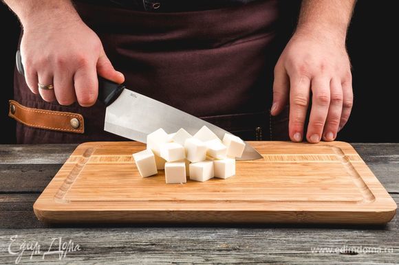 Нарежьте средним кубиком сыр фета.