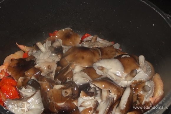 Выложить подготовленные грибы и нарезанный чеснок.
