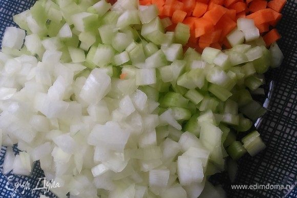Нарезать овощи (морковь, сельдерей, лук) мелкими кубиками.