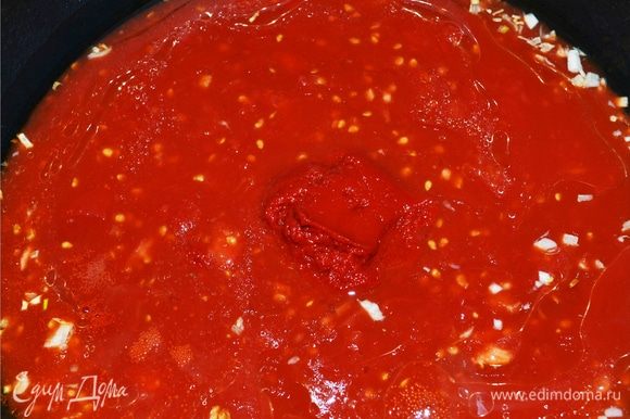 К чесноку добавить томаты и томатную пасту.