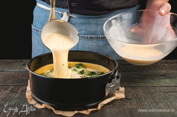 Начинку из рыбы со шпинатом выложите в тесто, сверху залейте яично-сливочной смесью.