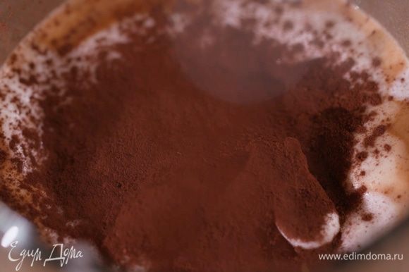 В прозрачную чашку всыпать сахар и 1/2 ч. ложки какао, влить эспрессо, украсить сливками и через сито посыпать оставшимся какао.