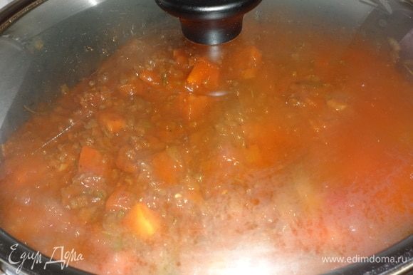 Накрыть сковороду крышкой и тушить соус на медленном огне 20–25 минут.