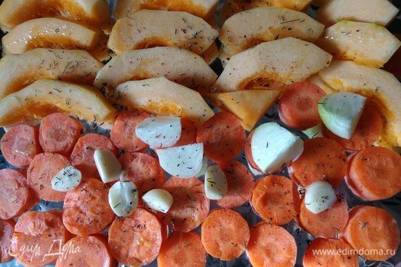 Разогреваем духовку до 200°C. Овощи чистим (морковь нужна крупная), нарезаем пластинами и выкладываем на застеленный противень, сбрызгиваем оливковым маслом, слегка посыпаем солью, перцем и щепоткой тимьяна и отправляем в духовку минут на 20 запекаться в режиме конвекции.