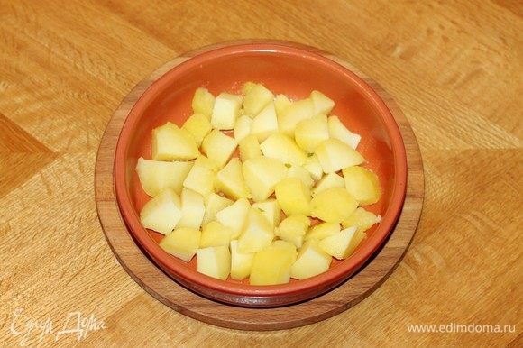 Форму для запекания смазать растительным маслом и выложить картофель.