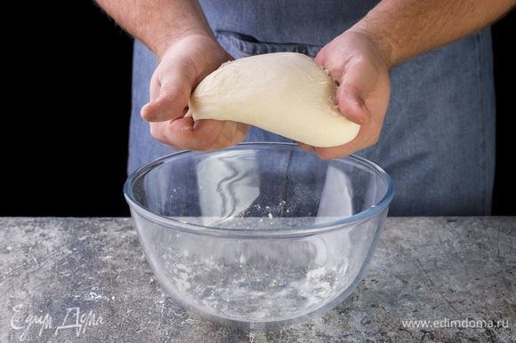 Замесите плотное тесто, накройте крышкой и оставьте на 30 минут.
