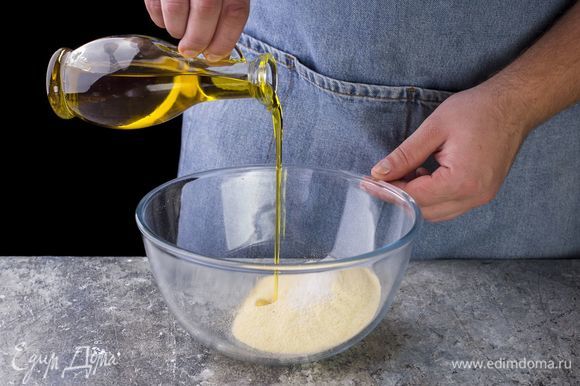 Влейте немного масла, добавьте яйца и размешайте все до однородной консистенции. Полученное тесто замесите вручную в течение 5–6 минут, чтобы оно стало гладким и не липло к рукам. Готовое тесто заверните в пищевую пленку и оставьте в холодильнике на 40–50 минут.