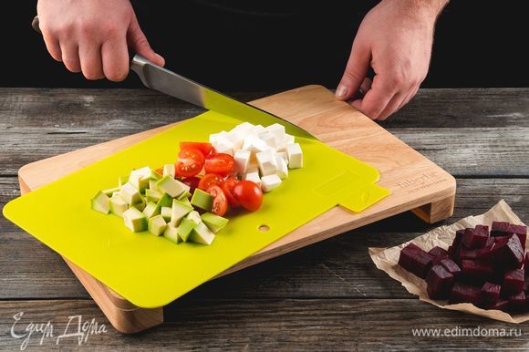 Отварите свеклу до готовности. Нарежьте помидоры, авокадо, свеклу и фету кубиком. Для нарезки используйте разделочную доску Faberlic by Julia Vysotskaya.