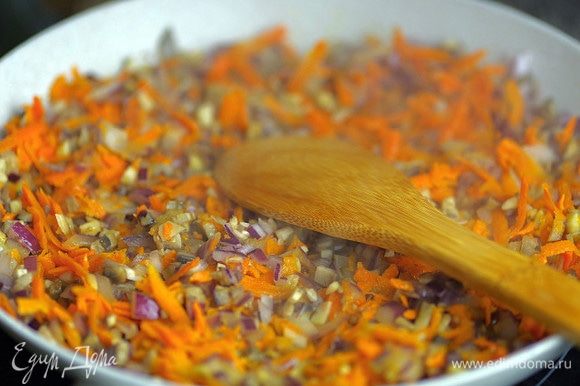 Мелко порубите шампиньоны и лук. Морковь натрите на крупной терке. Обжарьте шампиньоны на растительном масле, добавьте лук и морковь. Перемешайте и тушите до прозрачного цвета лука.