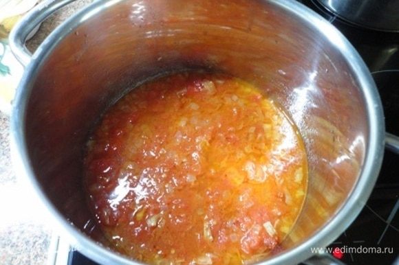 В кастрюлю с луком влить горячий куриный бульон и томаты. Довести до кипения и, убавив огонь, продолжить тушить еще 15 минут, периодически помешивая.