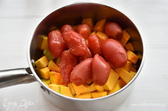 Добавить тыкву и томаты. Накрыть сотейник крышкой и томить овощи минут 10 до размягчения тыквы.