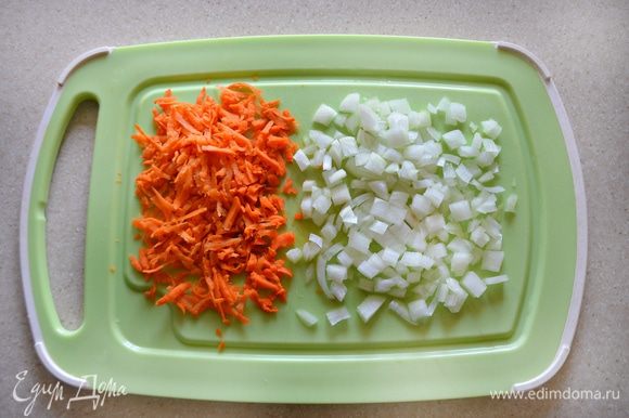 Морковь натереть на крупной терке, лук мелко нарезать.