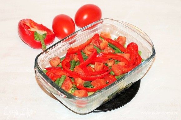 На фасоль кладем дольки помидоров и нарезанный соломкой сладкий перец. Посыпать приправой для овощей и паприкой.