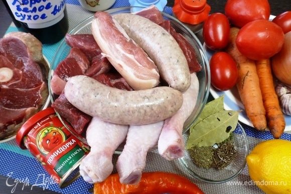 Подготовить ингредиенты для рагу. Мясо помыть, срезать жир, пленки и все, что вам не понравится. Овощи помыть и почистить.