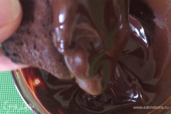 Для глазури растопить шоколад на водяной бане. Добавить растительное масло. Достать кексы из морозилки и окунуть верхнюю часть в глазурь. Вот и все, кексы «Сникерс» готовы)