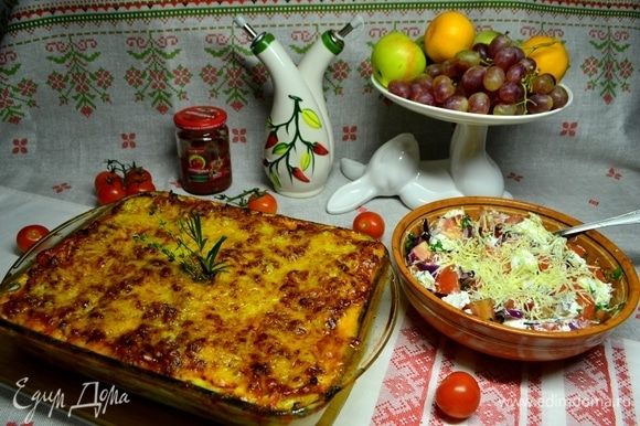 Обязательно подчеркнем наш итальянский ужин салатом из свежих помидоров с тремя видами сыра, оливковым маслом, красным луком и зеленью!