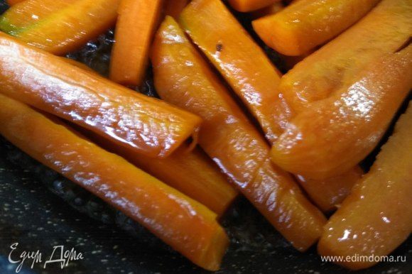 Выкладываем морковь в оставшийся соус и обжариваем ее, периодически перемешивая, в течение 5–7 минут.