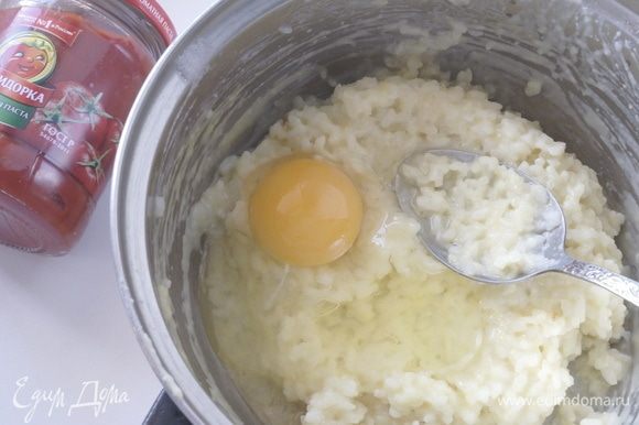 После того, как рис остынет, в него нужно добавить яйцо и тщательно перемешать.