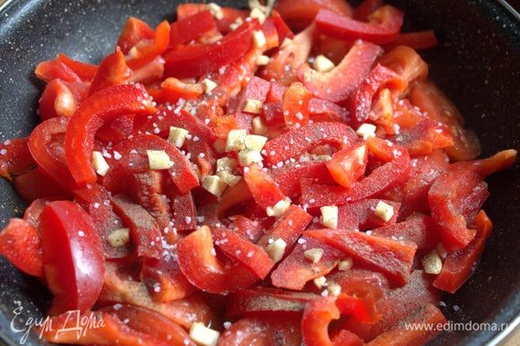 Покрошить к овощам чеснок, добавить соль, перец, табаско или чили. Начинаем тушить.