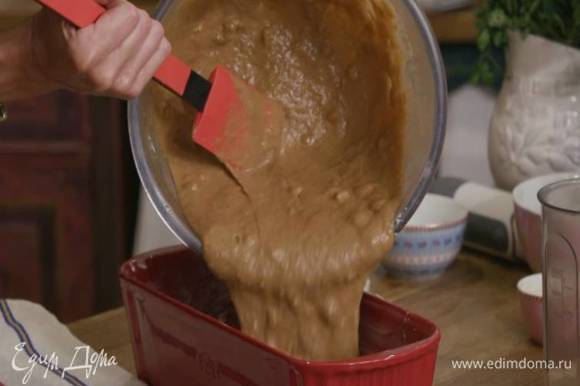 Продолговатую форму для кекса смазать оставшимся сливочным маслом, выложить тесто и разровнять его.