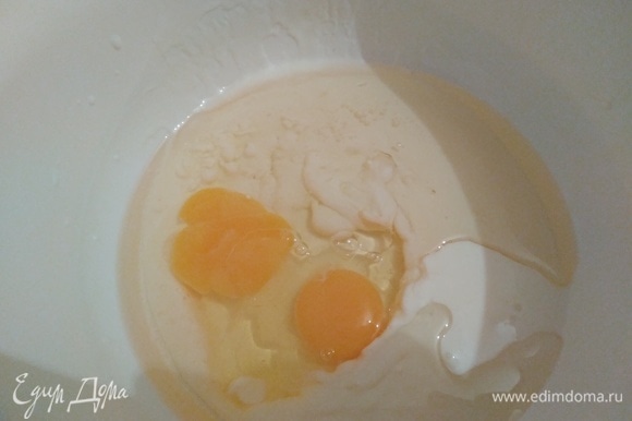 В большой миске взбить миксером яйца, масло растительное и кефир (можно заменить йогуртом, простоквашей) до однородности.