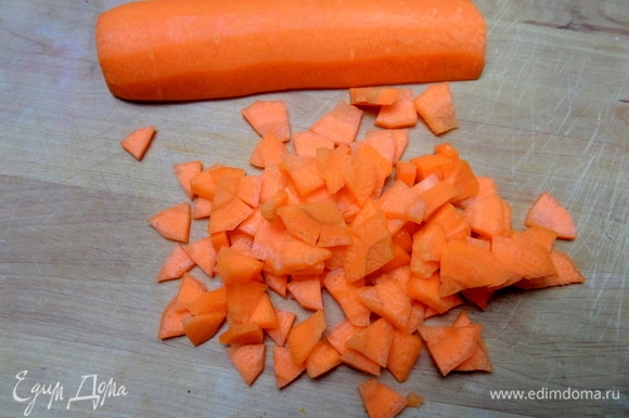 Морковь нарезать средними кусочками.