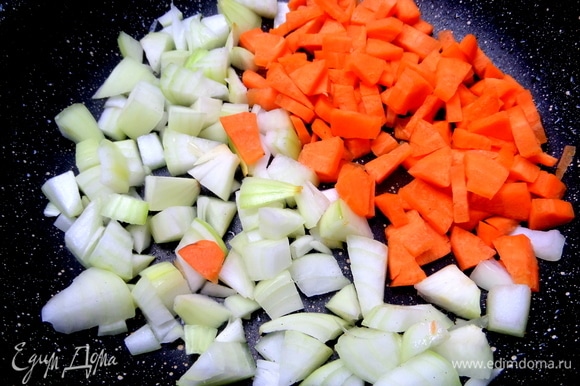 Насыпать партиями овощи в сковороду с маслом.