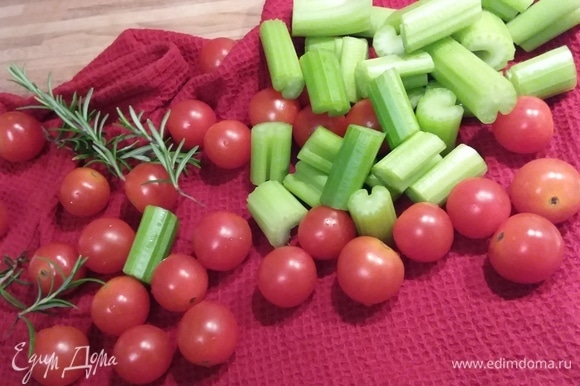 Подготовить помидоры, сельдерей (его нужно нарезать на порционные кусочки) и веточки розмарина.