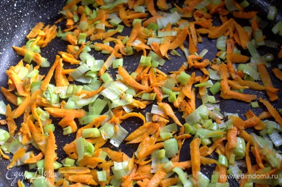 Лук и морковь слегка обжарить, можно в кастрюле, где будет суп.
