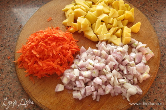Нарезаем лук, картофель и натираем морковь.