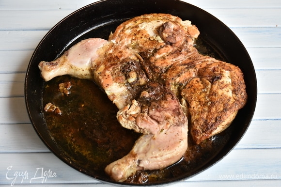 Обжарить курицу со всех сторон на сковороде минут по 7–10. Принцип обжаривания, как у цыпленка табака. Прессом может служить плоская крышка меньшего диаметра и кастрюля с водой.
