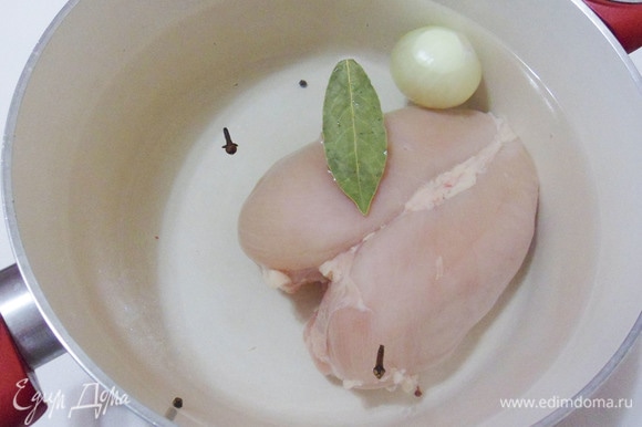 Сначала необходимо сварить бульон из куриной грудки с луковицей, лавровым листом, гвоздикой и перцем горошком. Варить в течение 40 минут.