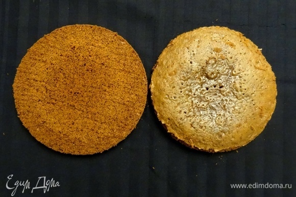 Готовый пышный бисквит аккуратно разрезать на коржи (чтобы торт имитировал печенье, мы разрезали на два).