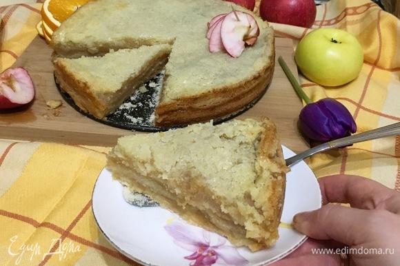 Наш пирог готов. Рассыпчатая основа и нежные яблочные слои мягкого пирога.