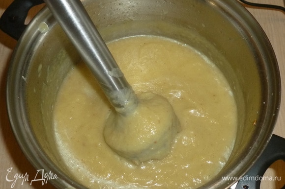 Пюрировать суп погружным блендером, приправить солью и перцем по вкусу.