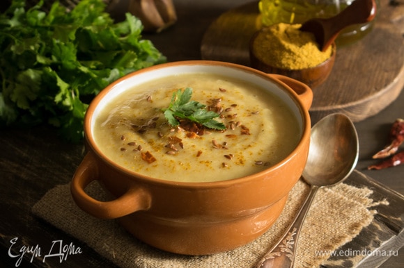 Разлить суп по тарелкам, можно посыпать льняными семечками и раскрошить сверху сушеный перец чили. Приятного аппетита!