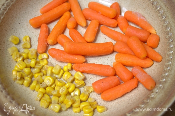 Морковь бейби и кукурузу разморозить.