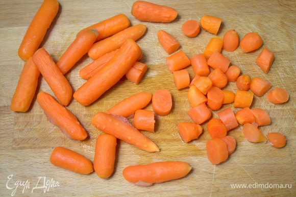 Морковь разрезать по желанию или запечь целиком — она маленькая.
