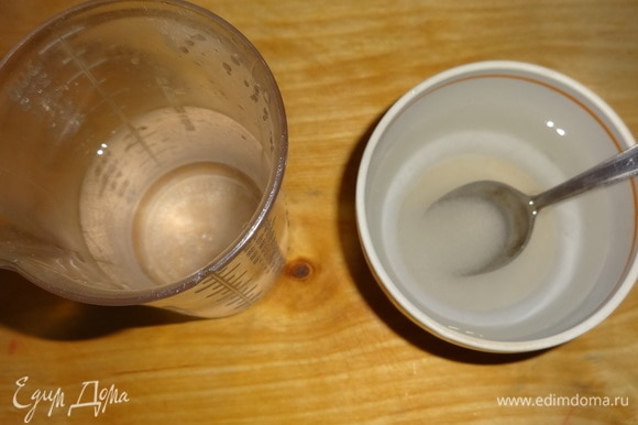 Для маринада отмерить необходимое количество уксуса и воды. В воду положить сахар и размешать до полного растворения. Соединить уксус со сладкой водой.