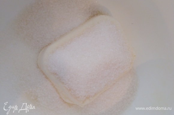 Для крема взбить сливочный сыр комнатной температуры с сахаром.