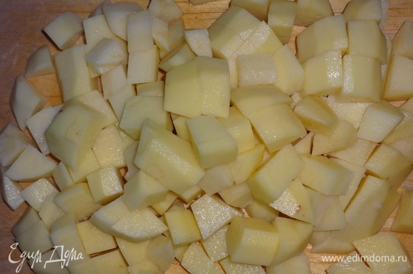 Картофель нарезать крупными кубиками.